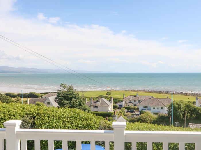 Haul A Gwynt, Criccieth, Wales. Large property, off-road parking for four cars, garden, hot tub, sea