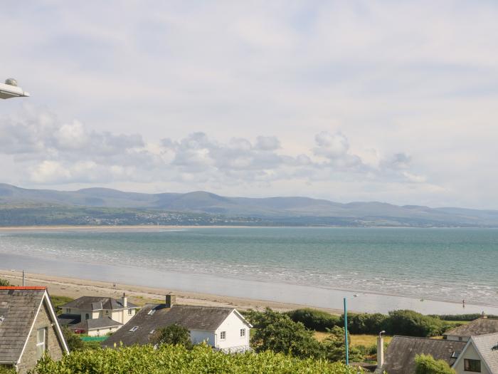 Haul A Gwynt, Criccieth, Wales. Large property, off-road parking for four cars, garden, hot tub, sea