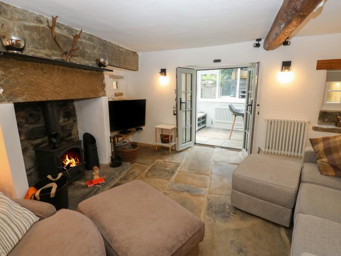 Lydgate Cottage, Eyam, Peak District. Enclosed patio. Hot tub. Pet-friendly. Off-road parking. 2 bed