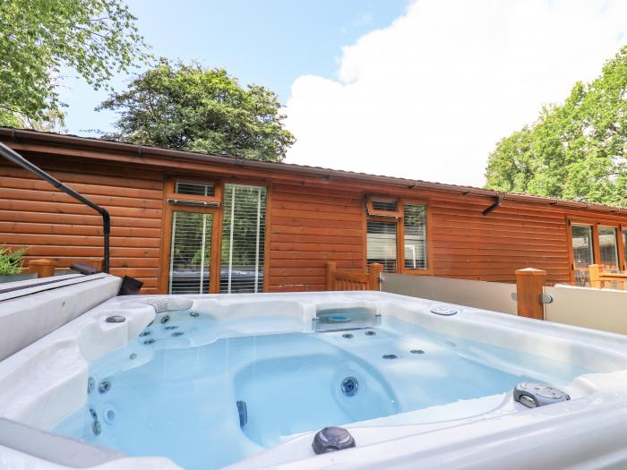 Lakes Lodge, Windermere, Lake District. Open-plan living. Hot tub.TV. Ideal for families. 4bed