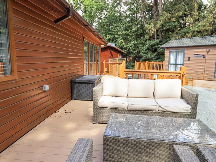 Lakes Lodge, Windermere, Lake District. Open-plan living. Hot tub.TV. Ideal for families. 4bed