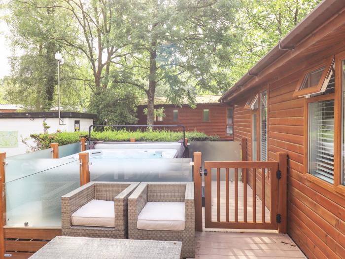 Lakes Lodge, Windermere, Lake District. Open-plan living. Hot tub.TV. Ideal for families. 4bed