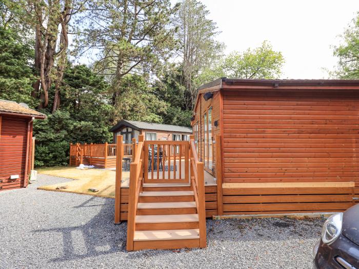 Lakes Lodge, Windermere, Lake District. Open-plan living. Hot tub.TV. Ideal for families. 4bed