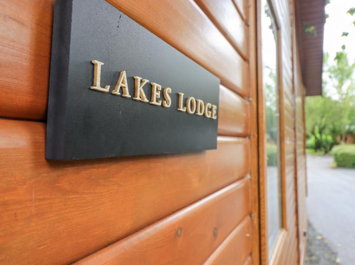 Lakes Lodge, Windermere, Lake District. Open-plan living. Hot tub.TV. Ideal for families. 4bed