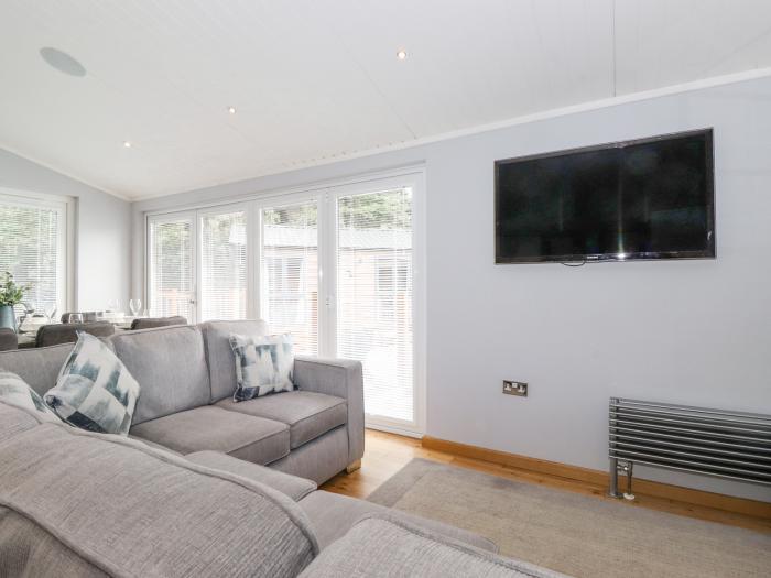 Lakes Lodge, Windermere, Lake District. Open-plan living. Hot tub.TV. Ideal for families. 4bed