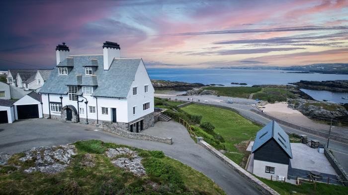 Avilion, Trearddur Bay