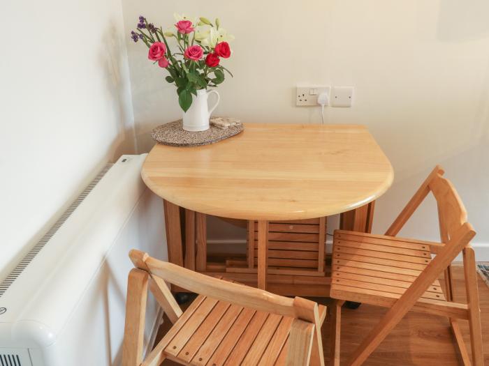 Sunny Breeze, Malborough, Devon. Two bedrooms. Beach close. Pet-friendly. Child-friendly. Dishwasher