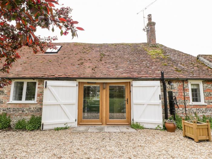 The Malthouse, Blandford Forum, Dorset. Close to a shop and pub. Garden. Electric fire. Parking. TV.