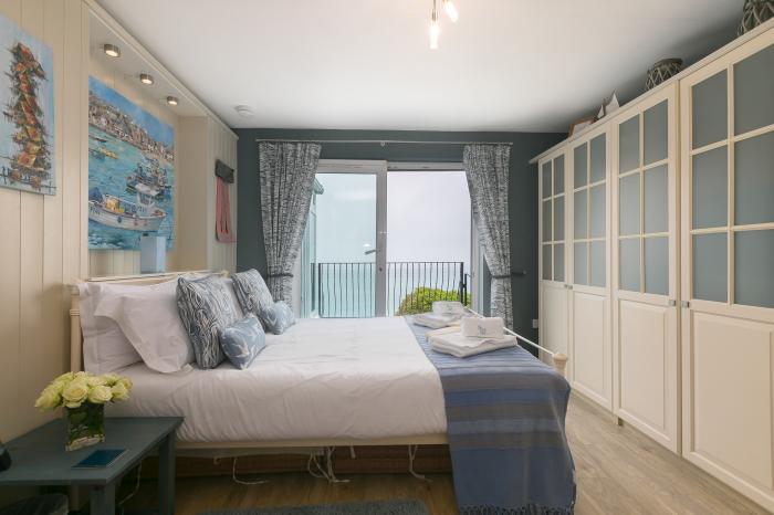 Huers Hide, Carbis Bay, Cornwall, King Bedroom, Private deck, Study, WiFi, Flatscreen TV, DVD player