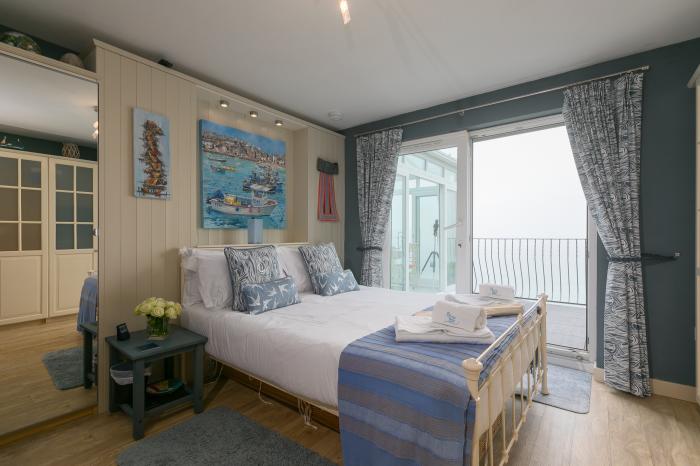 Huers Hide, Carbis Bay, Cornwall, King Bedroom, Private deck, Study, WiFi, Flatscreen TV, DVD player