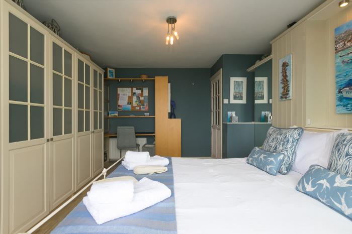 Huers Hide, Carbis Bay, Cornwall, King Bedroom, Private deck, Study, WiFi, Flatscreen TV, DVD player