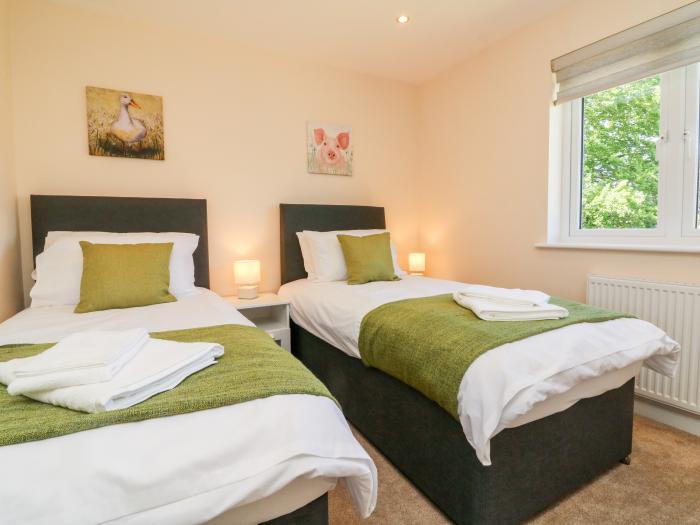 Devon House, Bradworthy, Devon, Hartland Devon Heritage Coast, Five Bedrooms, Sleeps 10, Hot Tub, TV