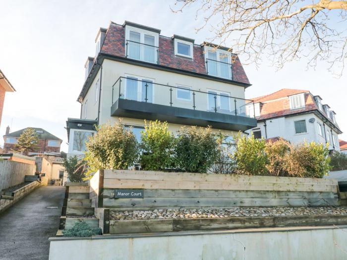 Weydale Avenue, Scarborough, North Yorkshire. second-floor apartment. Open-plan. Near shop & beach.