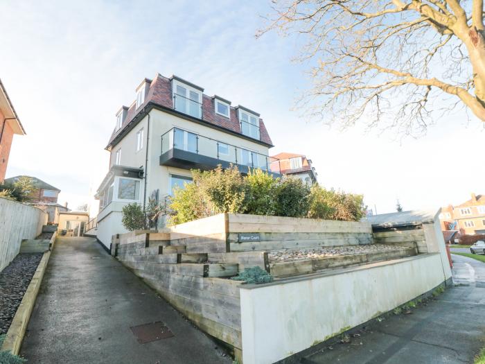 Weydale Avenue, Scarborough, North Yorkshire. second-floor apartment. Open-plan. Near shop & beach.