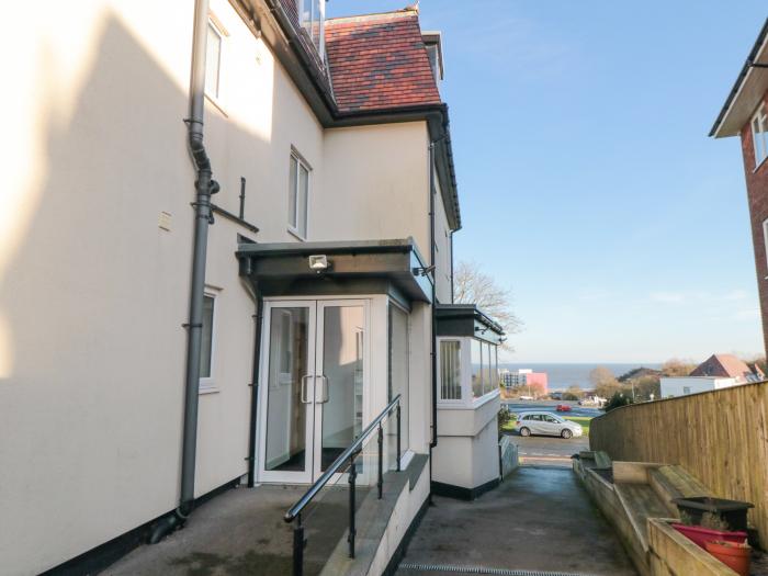 Weydale Avenue, Scarborough, North Yorkshire. second-floor apartment. Open-plan. Near shop & beach.