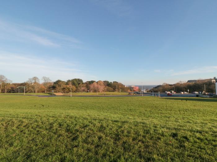 Weydale Avenue, Scarborough, North Yorkshire. second-floor apartment. Open-plan. Near shop & beach.