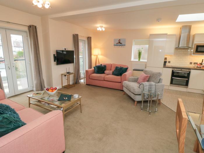 Weydale Avenue, Scarborough, North Yorkshire. second-floor apartment. Open-plan. Near shop & beach.