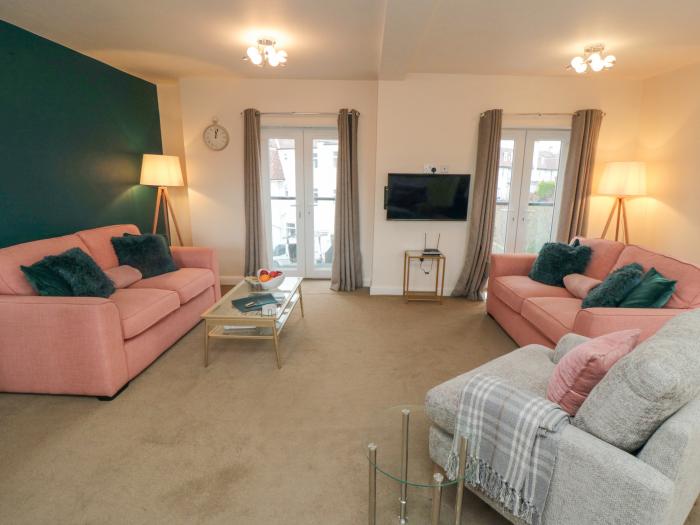 Weydale Avenue, Scarborough, North Yorkshire. second-floor apartment. Open-plan. Near shop & beach.