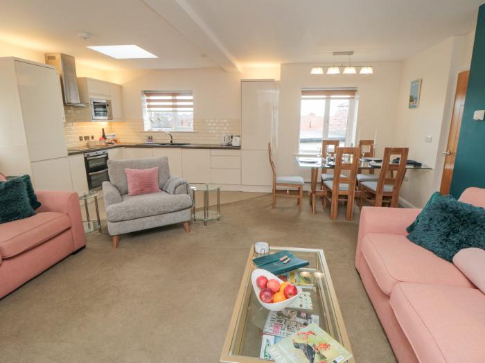 Weydale Avenue, Scarborough, North Yorkshire. second-floor apartment. Open-plan. Near shop & beach.