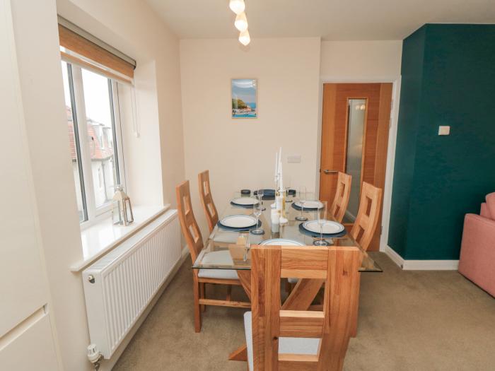 Weydale Avenue, Scarborough, North Yorkshire. second-floor apartment. Open-plan. Near shop & beach.