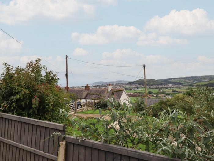 Bryn Cae nr Penrhyn Bay, Conwy. Three-bedroom, stylish home with sea views. Near beach. Pet-friendly