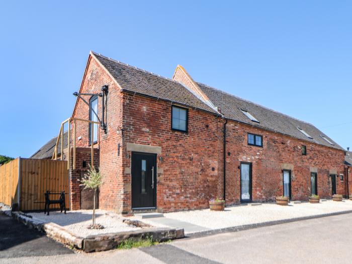 Langley Barn, Brailsford, Derbyshire. Off-road parking. Hot tub. Ground-floor and en-suites. 75" TV.