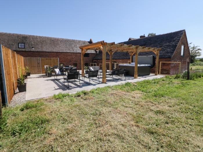 Langley Barn, Brailsford, Derbyshire. Off-road parking. Hot tub. Ground-floor and en-suites. 75" TV.