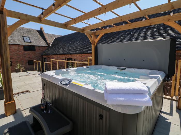 Langley Barn, Brailsford, Derbyshire. Off-road parking. Hot tub. Ground-floor and en-suites. 75" TV.