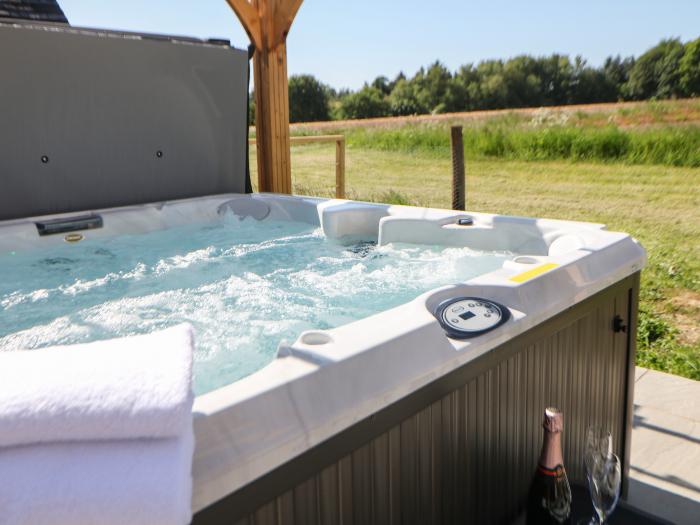 Langley Barn, Brailsford, Derbyshire. Off-road parking. Hot tub. Ground-floor and en-suites. 75" TV.