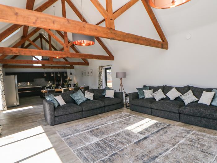 Langley Barn, Brailsford, Derbyshire. Off-road parking. Hot tub. Ground-floor and en-suites. 75" TV.