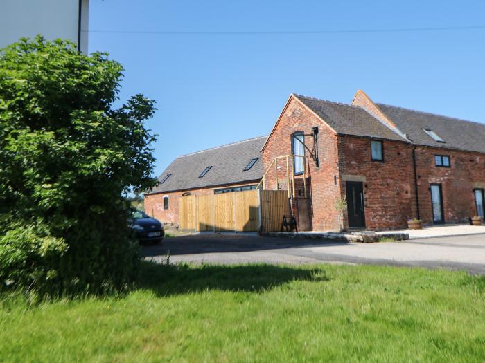 Langley Barn, Brailsford, Derbyshire. Off-road parking. Hot tub. Ground-floor and en-suites. 75" TV.