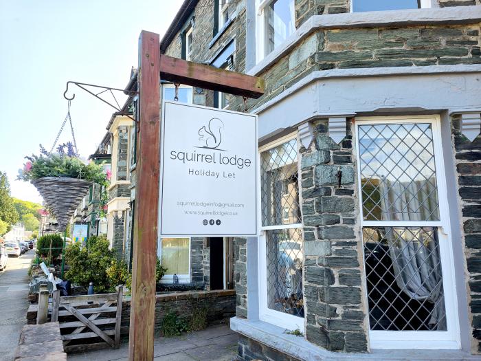 Squirrel Lodge is in Keswick, Cumbria. Six-bedroom home in Lake District National Park. Pet-friendly