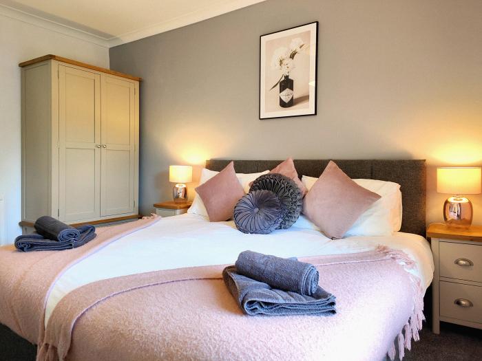 Squirrel Lodge is in Keswick, Cumbria. Six-bedroom home in Lake District National Park. Pet-friendly