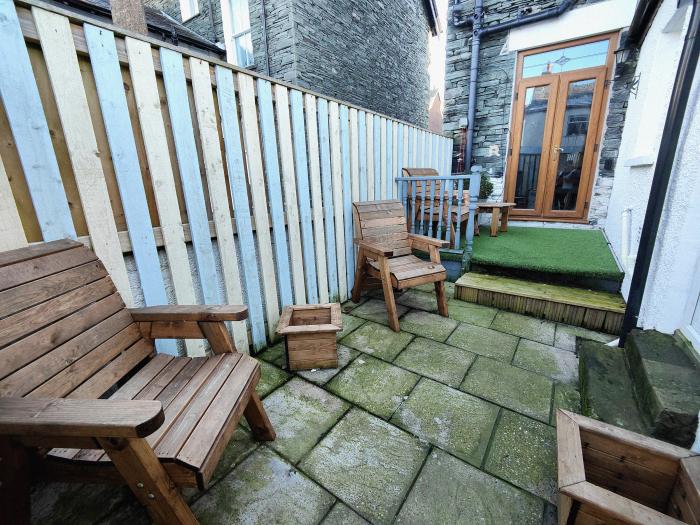 Squirrel Lodge is in Keswick, Cumbria. Six-bedroom home in Lake District National Park. Pet-friendly