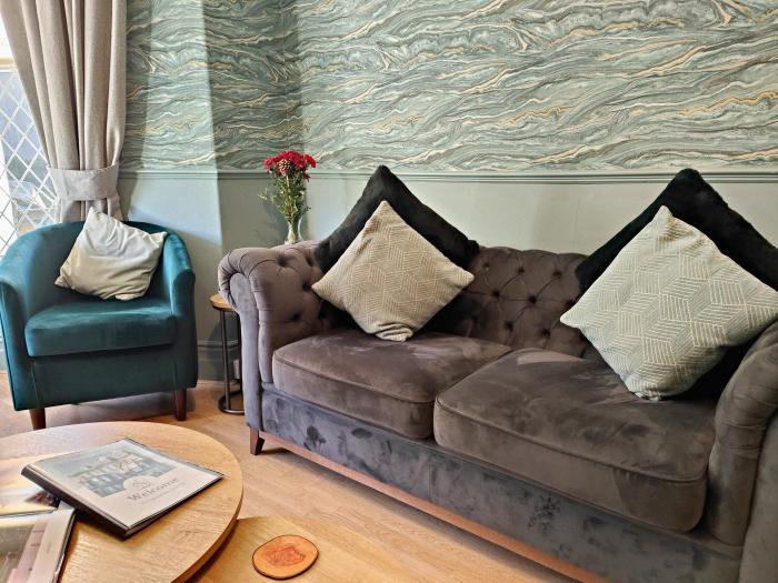 Squirrel Lodge is in Keswick, Cumbria. Six-bedroom home in Lake District National Park. Pet-friendly