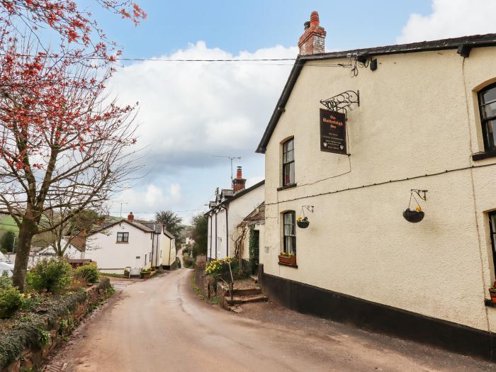 Woodpecker Lodge in Butterleigh. Family-friendly. Pet-friendly. Rural views. WiFi. Off-road parking.