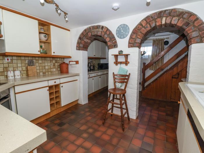 Old Roost Farmhouse, 7th-century farmhouse in York. City centre. Pet-friendly. Smart TV. Games room.