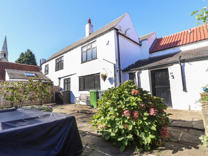 Old Roost Farmhouse, 7th-century farmhouse in York. City centre. Pet-friendly. Smart TV. Games room.