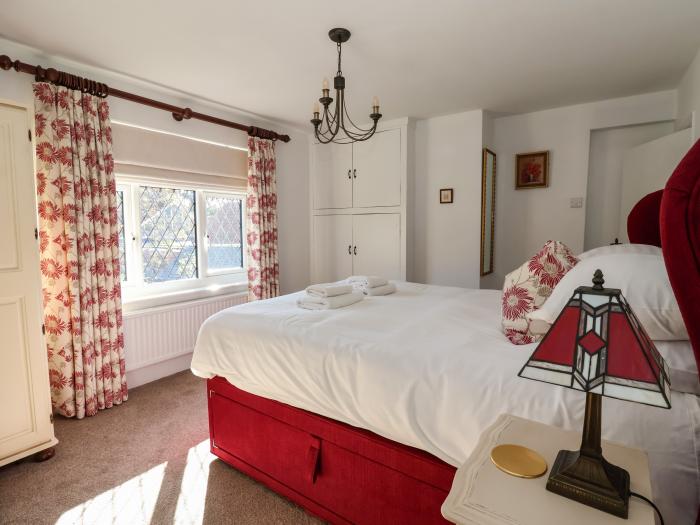 Old Roost Farmhouse, 7th-century farmhouse in York. City centre. Pet-friendly. Smart TV. Games room.