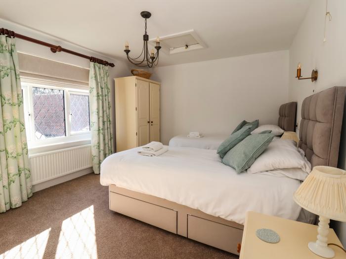 Old Roost Farmhouse, 7th-century farmhouse in York. City centre. Pet-friendly. Smart TV. Games room.