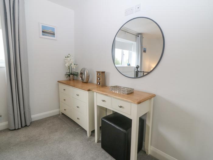 Berllan, Benllech, Anglesey. Open-plan living. Hot tub. Near beach. Hot tub. Ample off-road parking.