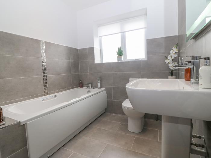 Berllan, Benllech, Anglesey. Open-plan living. Hot tub. Near beach. Hot tub. Ample off-road parking.