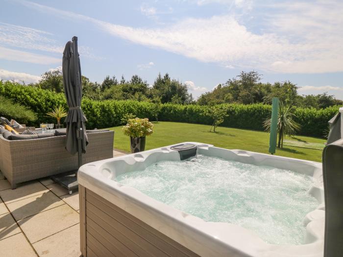 Berllan, Benllech, Anglesey. Open-plan living. Hot tub. Near beach. Hot tub. Ample off-road parking.