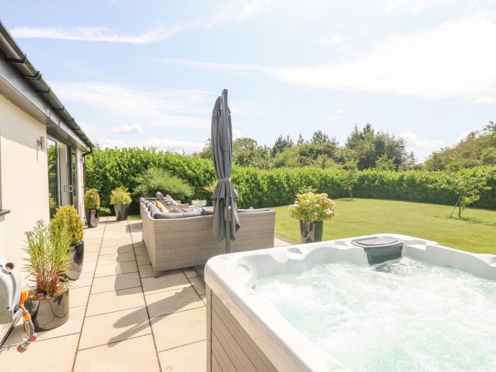 Berllan, Benllech, Anglesey. Open-plan living. Hot tub. Near beach. Hot tub. Ample off-road parking.