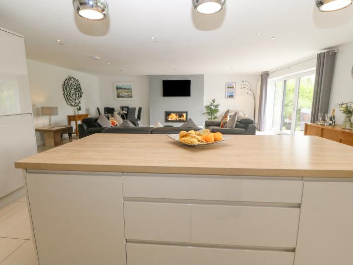 Berllan, Benllech, Anglesey. Open-plan living. Hot tub. Near beach. Hot tub. Ample off-road parking.