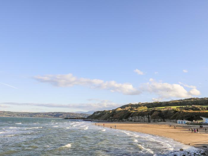 Berllan, Benllech, Anglesey. Open-plan living. Hot tub. Near beach. Hot tub. Ample off-road parking.