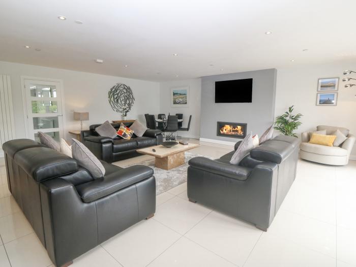 Berllan, Benllech, Anglesey. Open-plan living. Hot tub. Near beach. Hot tub. Ample off-road parking.