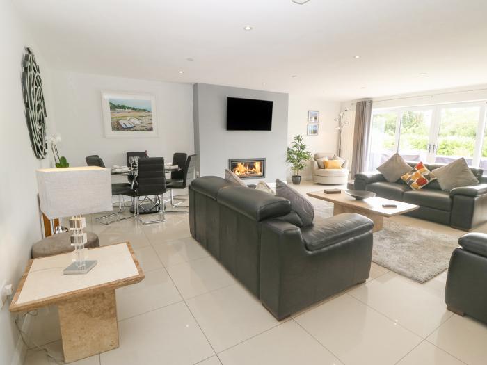 Berllan, Benllech, Anglesey. Open-plan living. Hot tub. Near beach. Hot tub. Ample off-road parking.