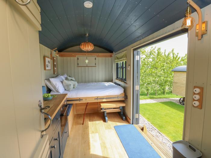 Merlot nr Seaview, Isle of Wight. One-bedroom shepherd's hut, ideal for romantic breaks. Near beach.