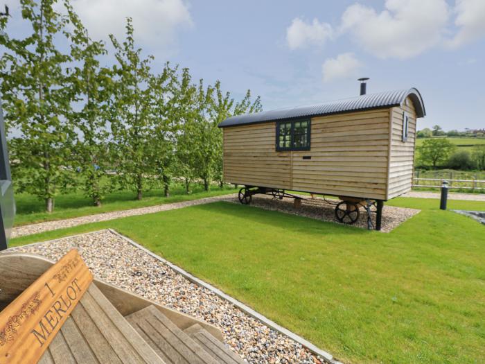 Merlot nr Seaview, Isle of Wight. One-bedroom shepherd's hut, ideal for romantic breaks. Near beach.